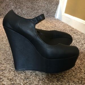 Black wedges